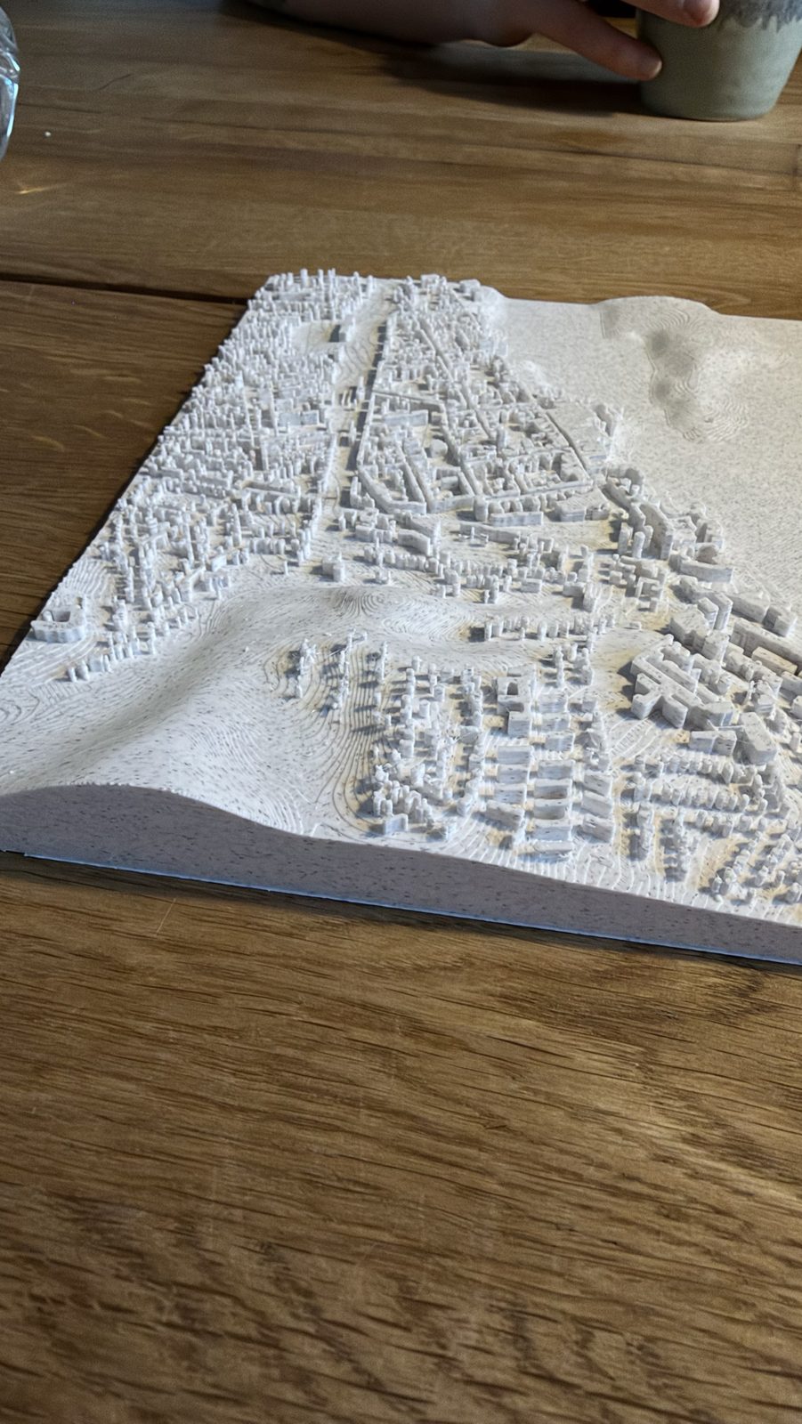Nærbillede af 3D-printet Silkeborg med tætte byhuse og bakker
