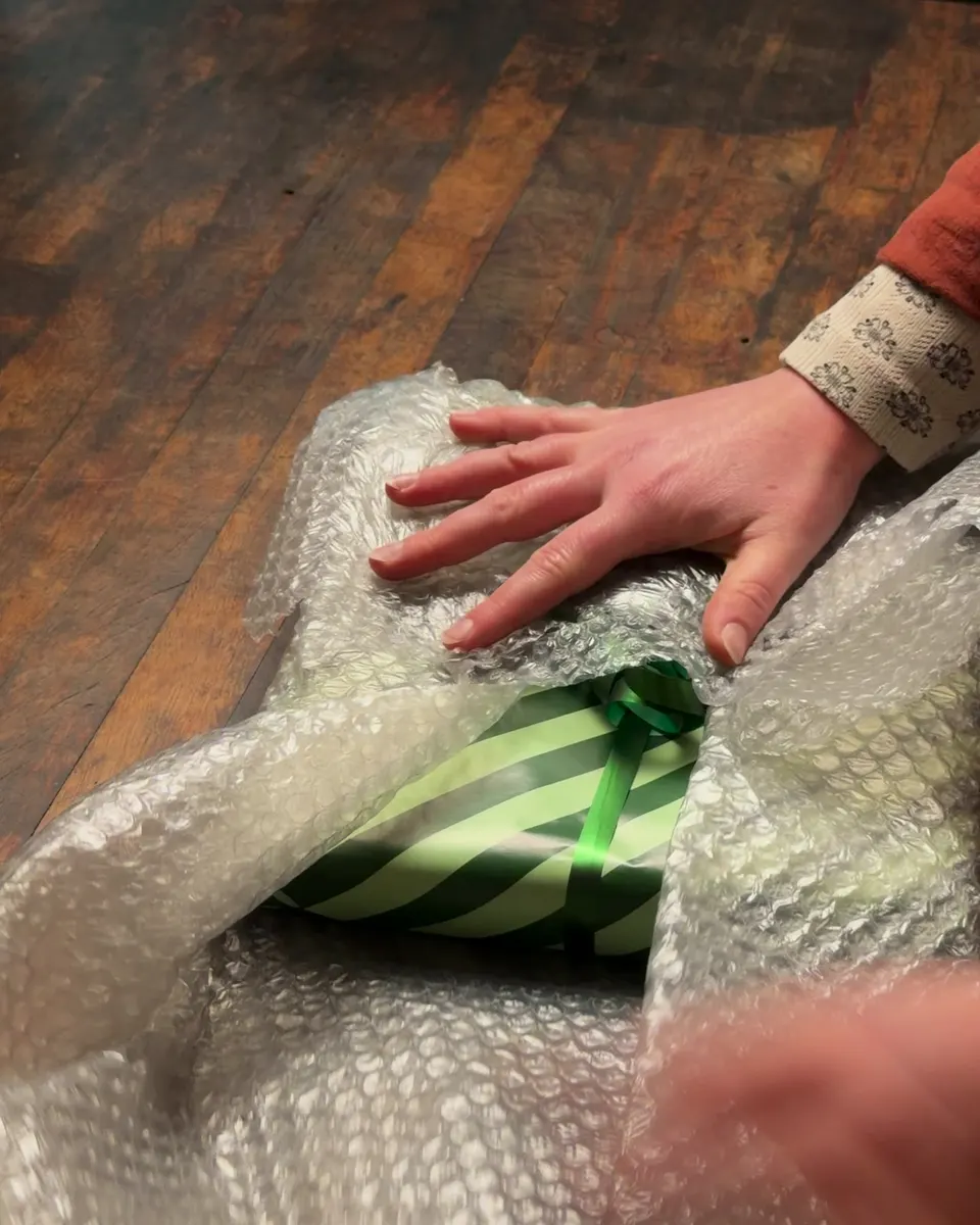 Gaven pakkes i bobleplast før forsendelse