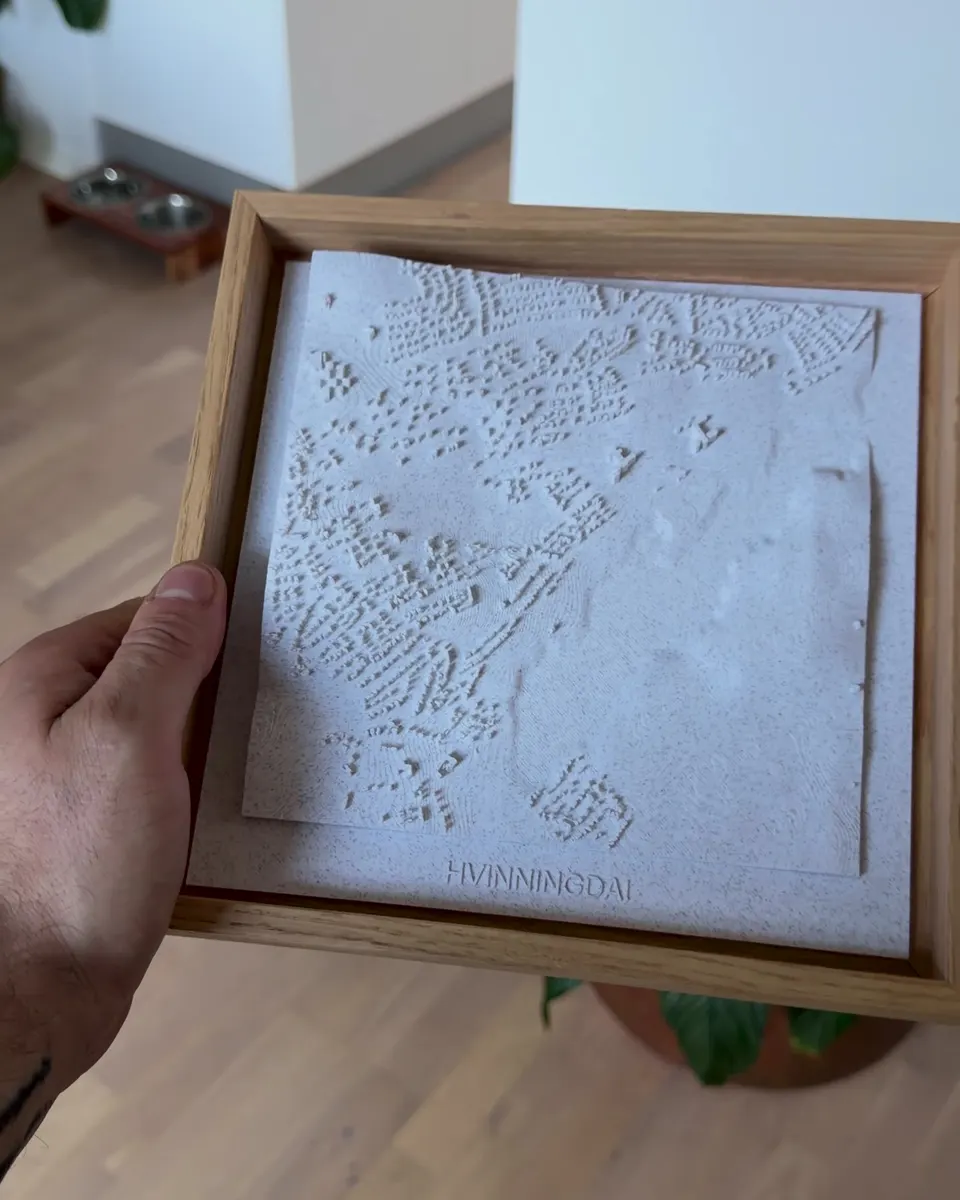 3D-vejkort i svæveramme af eg holdt i hånden