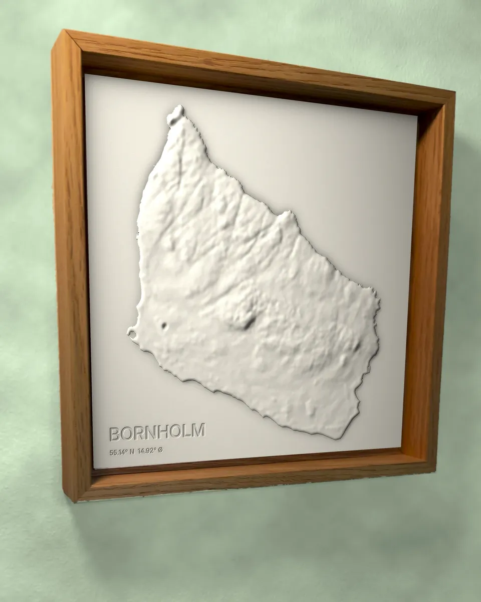 Bornholm som 3D-printet økort i svæveramme af eg på salviegrøn væg