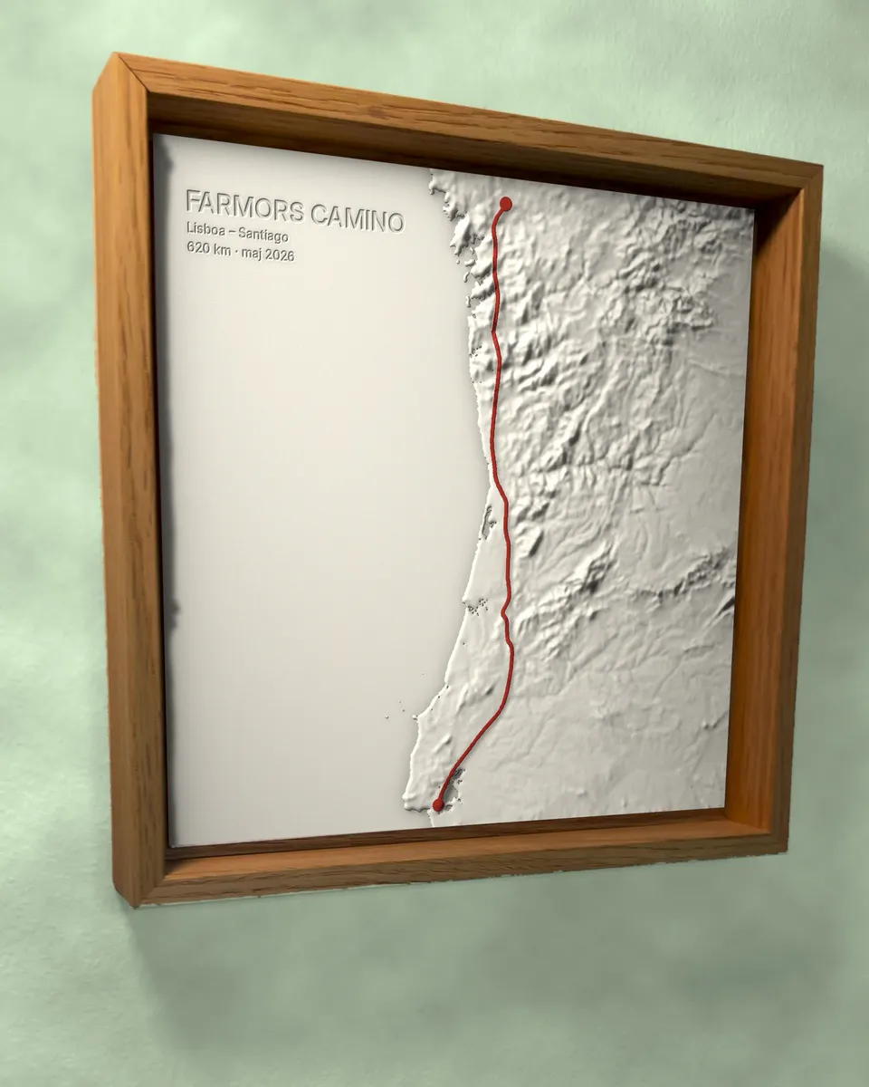 Camino Portugués fra Lissabon til Santiago som 3D-kort med rød rute i egetræsramme