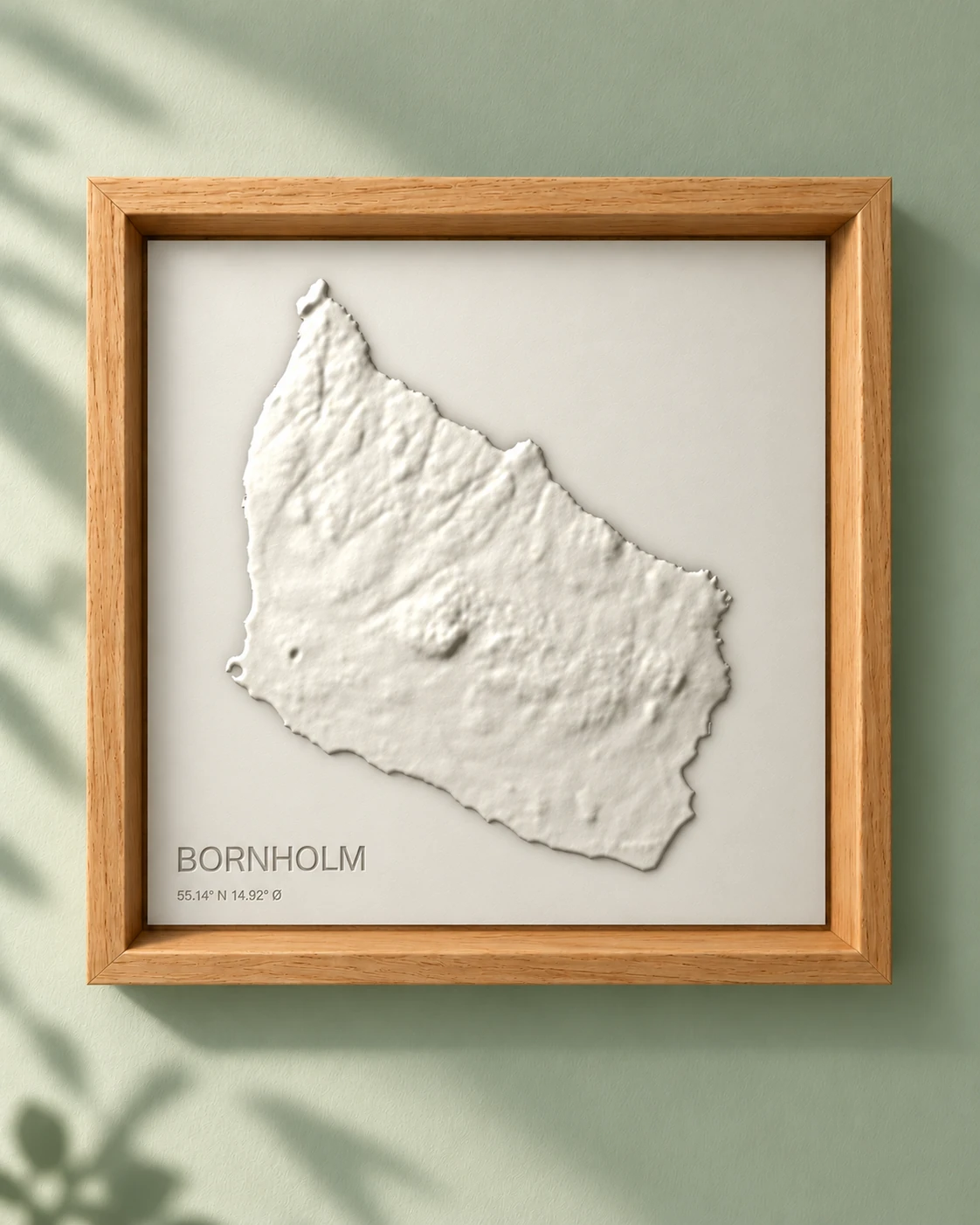 Bornholm som 3D-økort i egetræsramme, set lige forfra