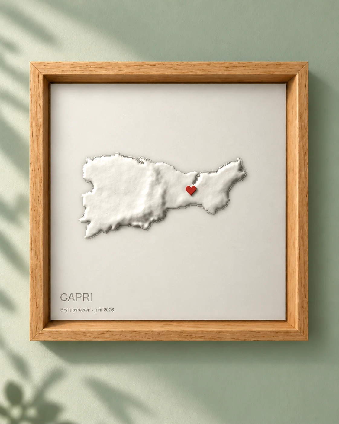 Capri i Italien som 3D-printet økort med et rødt hjerte ved Capri by, i egetræsramme