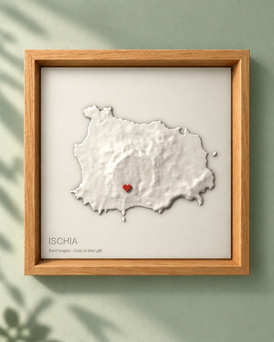 Ischia i Italien som 3D-printet økort med et rødt hjerte i Sant'Angelo, i egetræsramme