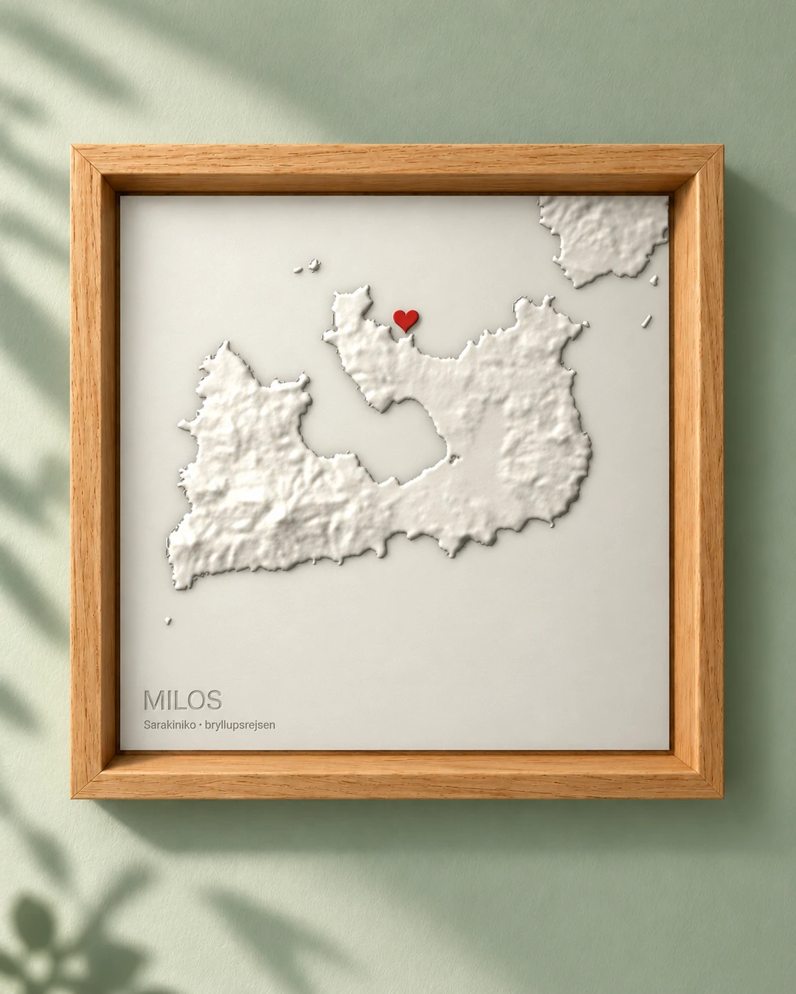 Milos i Grækenland som 3D-printet økort med et rødt hjerte ved Sarakiniko, i egetræsramme