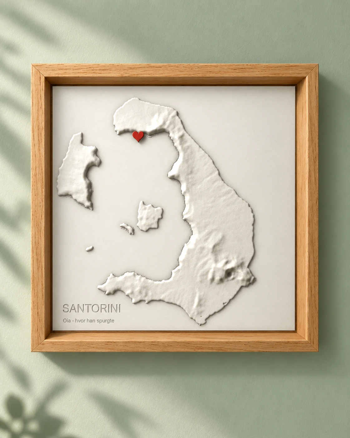 Personligt 3D-kort af Santorini i egetræsramme med et rødt hjerte ved Oia