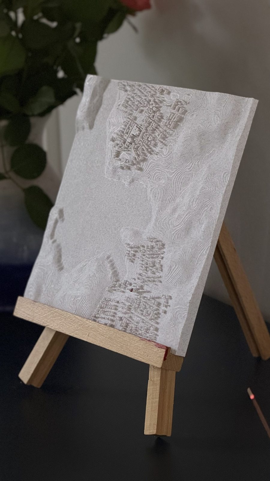 Nærbillede af et 3D-printet kort med terræn og huse