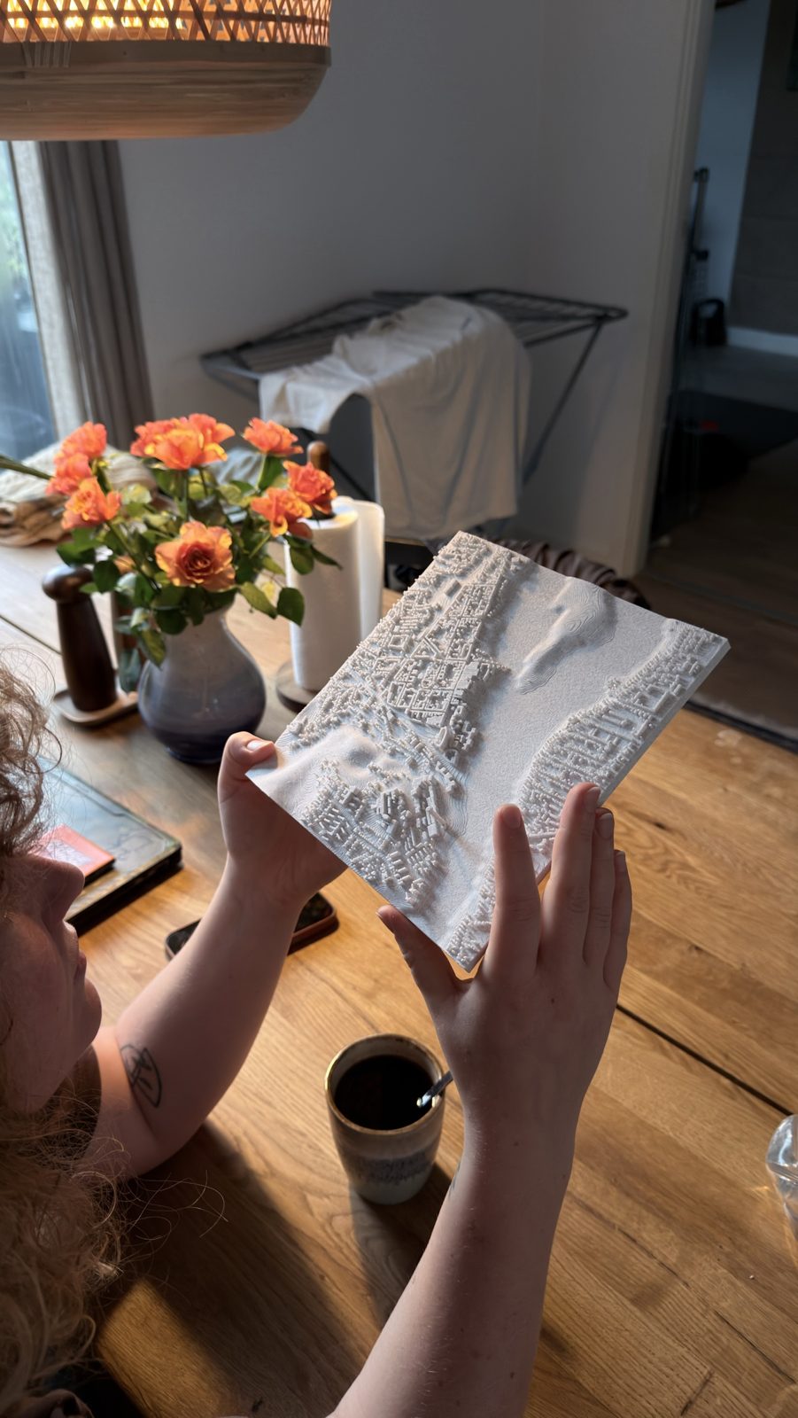 Silkeborg-kortet ved spisebordet med blomster